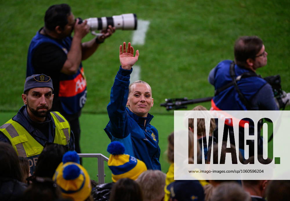 Stina Blackstenius of Sweden celebrates with fans after the UEFA Women s Nations League football match between Sweden and Italy on April 4, 2025 in Stockholm Photo Simon Hastegard BILDBYRAN code SH EW0513 fotboll football soccer fotball nations league uefa womens nations league sverige sweden ital italy dam bbeng jubel publik
