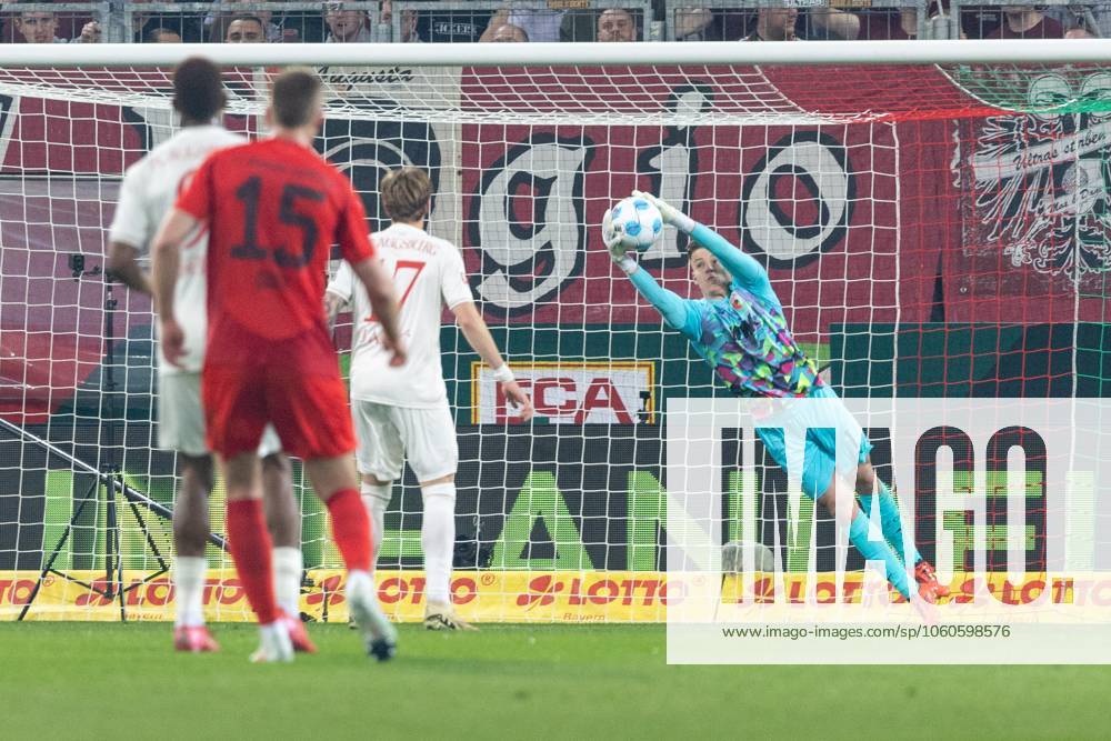 Goalkeeper Finn Dahmen FC Augsburg in action, FC Augsburg vs FC Bayern Muenchen, Soccer, 1 Bundesliga, 28 Matchday, 04 04 2025 DFB regulations prohibit any use of photographs as image sequences and or quasi video