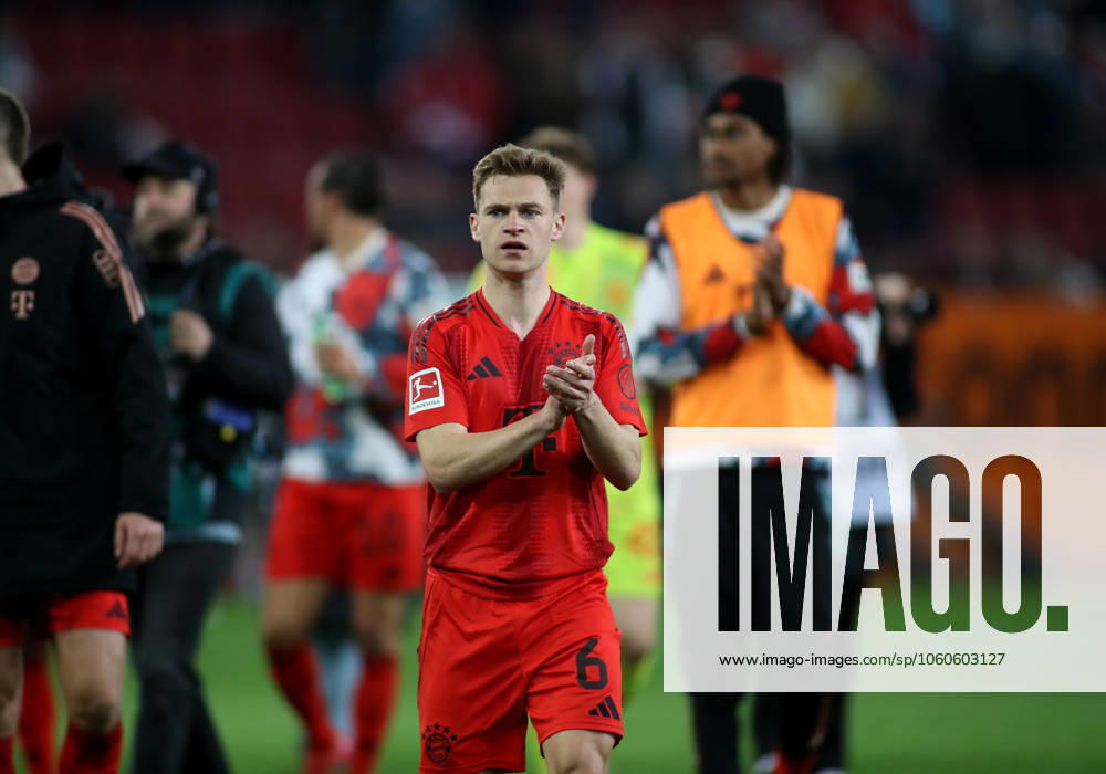 Football, Men, Season 2024 2025, FC Augsburg FC Bayern Munich, Bundesliga, WWK Arena Joshua Kimmich FC Bayern Munich claps, applauds, applause after the match DFL DFB regulations prohibit any use of photographs as image sequences and or quasi video