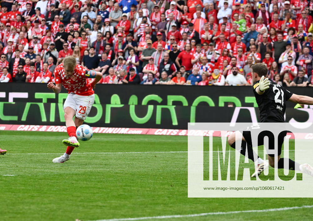 Fußball 1 Bundesliga, FSV Mainz 05 Holstein Kiel v l Jonathan Burkardt 1 FSV Mainz 05 hits the post completely free in front of Thomas Dähne Holstein Kiel