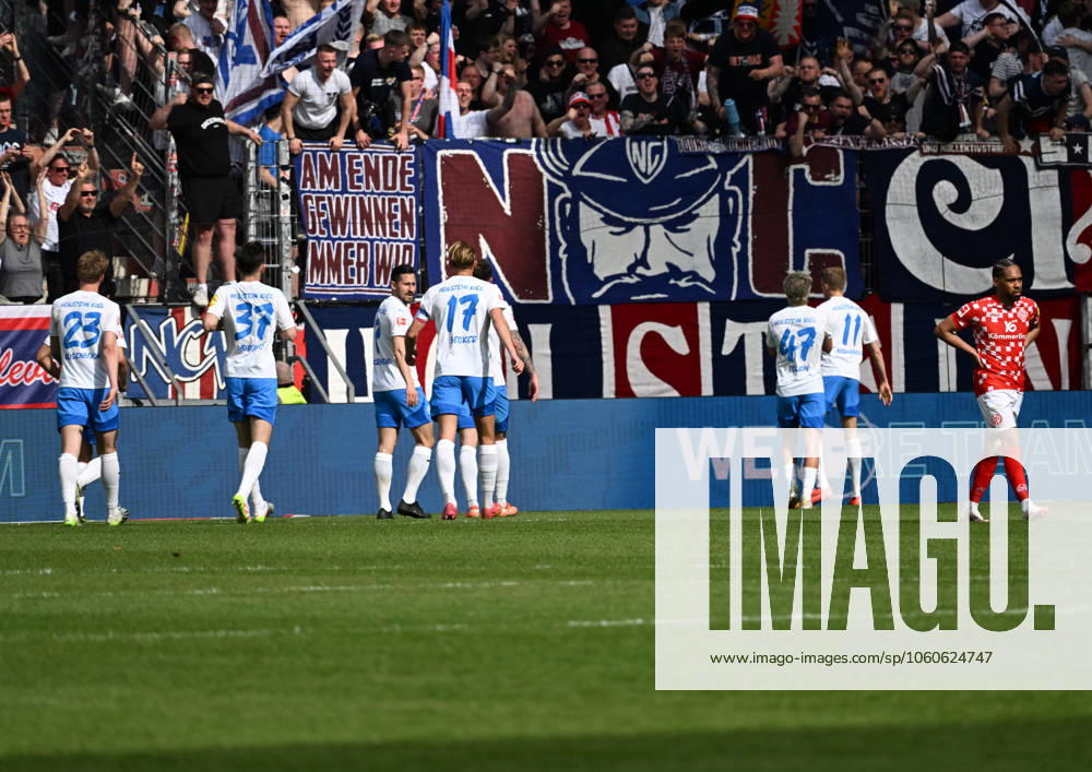 Soccer 1 Bundesliga, FSV Mainz 05 Holstein Kiel v l cheering in front of the Kiel fan block after Alexander Bernhardssons 1 0 Holstein Kiel re