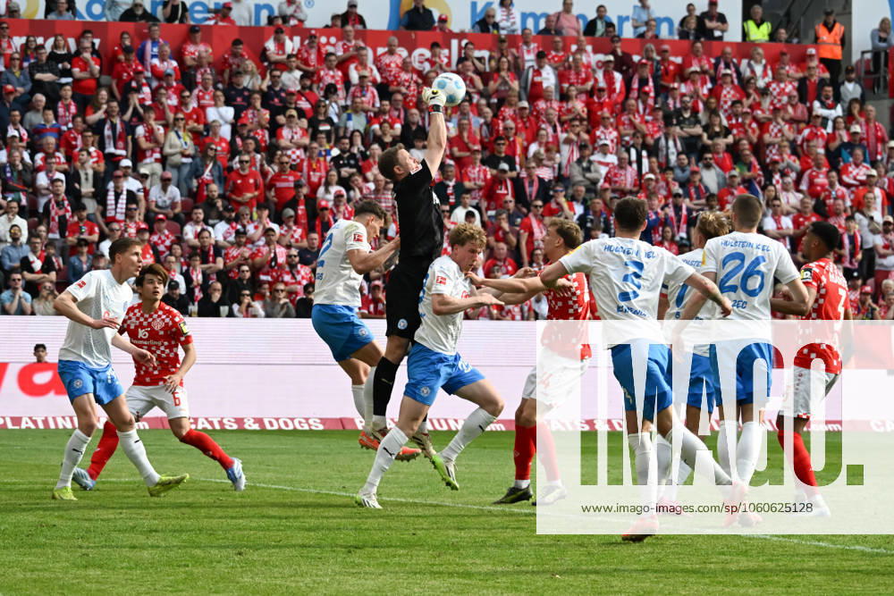 Fussball 1 Bundesliga, FSV Mainz 05 Holstein Kiel v l Thomas Dähne Holstein Kiel mit Lufthoheit