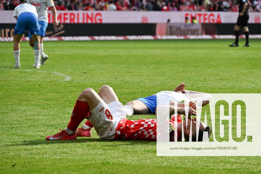Soccer 1 Bundesliga, FSV Mainz 05 Holstein Kiel v l Exhaustion at Paul Nebel 1 FSV Mainz 05 after the final whistle