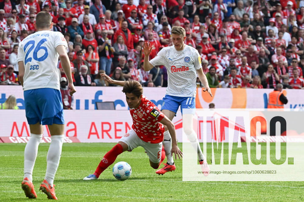 Soccer 1 Bundesliga, FSV Mainz 05 Holstein Kiel v l David Zec Holstein Kiel , Kaishu Sano 1 FSV Mainz 05 , Alexander Bernhardsson Holstein Kiel