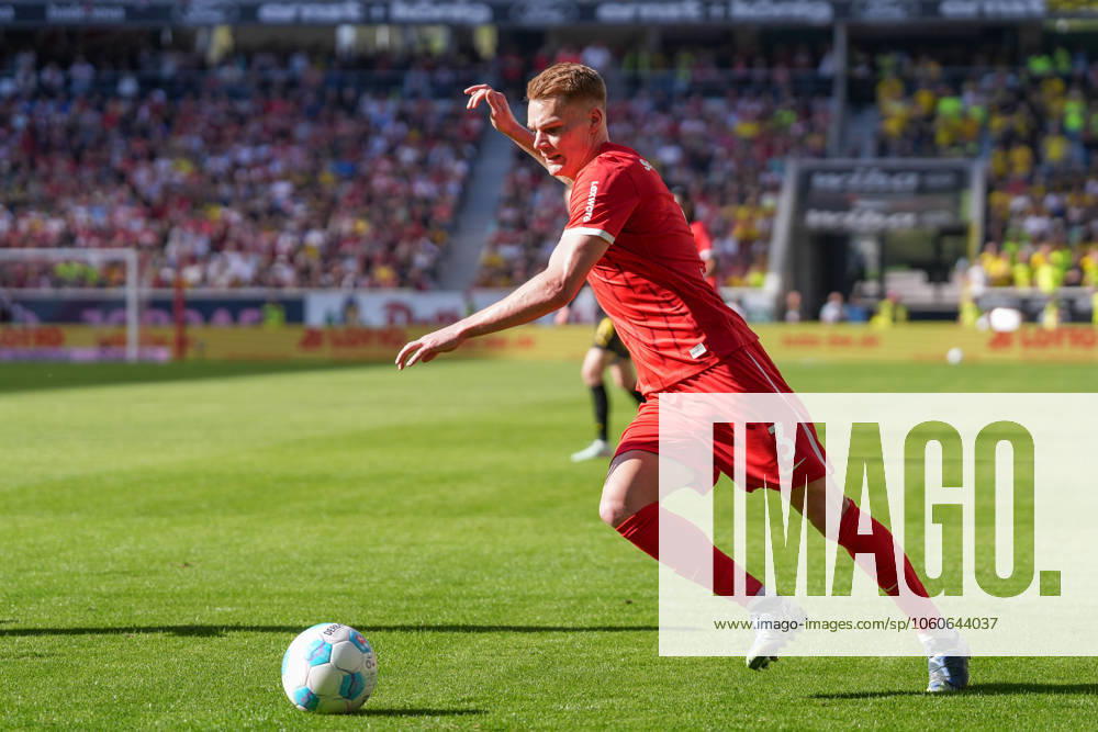 Philipp Lienhart SC Freiburg, 03 on the ball , Germany, Soccer, 1 Bundesliga, 28 Matchday, 2024 2025, SC Freiburg vs Borussia Dortmund, 05 04 2025, Europa Park Stadion, Freiburg, Germany DFL REGULATIONS PROHIBIT ANY USE OF PHOTOGRAPHS AS IMAGE SEQUENCES AND OR QUASI VIDEO Freiburg Europa Park Stadion Baden Württemberg Germany
