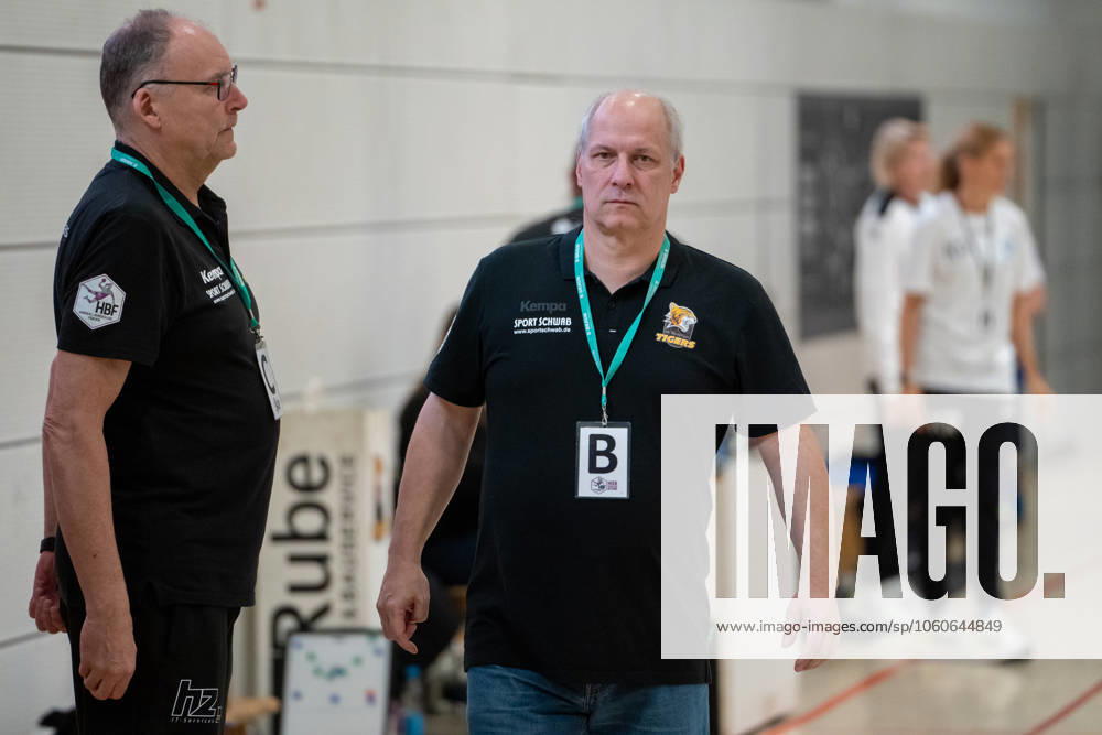 Handball I Women I Season 2024 2025 I 2 Bundesliga I 24 Matchday I VfL Waiblingen Bergischer HC I 05 04 2025 Coach Klaus Hüppchen VfL Waiblingen Tigers , to the left Ralf Babel VfL Waiblingen Tigers Waiblingen Rundsporthalle Baden Württemberg Germany