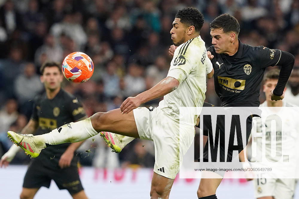 Real Madrid CFs Jude Bellingham (l) and Valencia CF s Enzo Barrenechea during La Liga match. April 5, 2025. (20250405545)