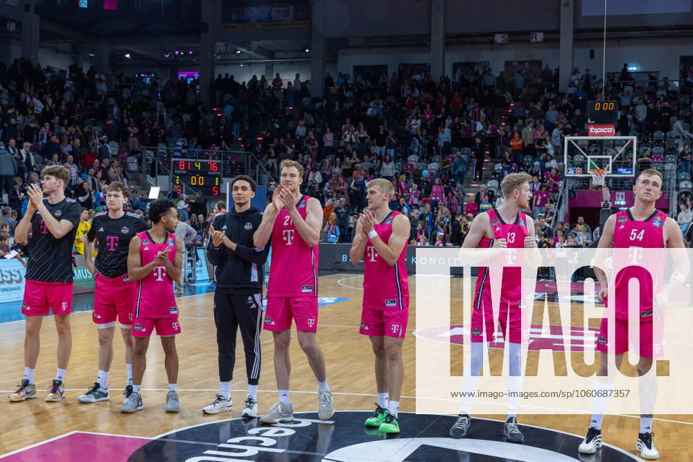The Telekom Baskets Bonn team celebrates the victory against EWE Baskets Oldenburg with their fans Telekom Baskets Bonn vs EWE Baskets Oldenburg, Basketball, easy Credit BBL, Matchday 27, 2024 2025, 06 04 2025 Telekom Baskets Bonn vs EWE Baskets Oldenburg, Basketball, easy Credit BBL, Matchday 27, 2024 2025, 06 04 2025 Bonn