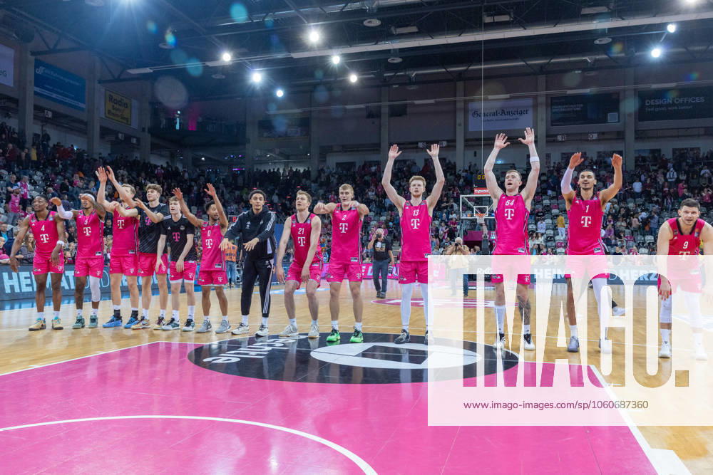 The Telekom Baskets Bonn team celebrates the victory against EWE Baskets Oldenburg with their fans Telekom Baskets Bonn vs EWE Baskets Oldenburg, Basketball, easy Credit BBL, Matchday 27, 2024 2025, 06 04 2025 Telekom Baskets Bonn vs EWE Baskets Oldenburg, Basketball, easy Credit BBL, Matchday 27, 2024 2025, 06 04 2025 Bonn