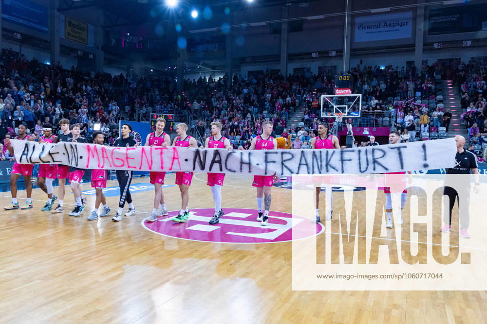 The Telekom Baskets Bonn team celebrates the victory against EWE Baskets Oldenburg with the fans and promotes the game in Bonn Telekom Baskets Bonn vs EWE Baskets Oldenburg, Basketball, easy Credit BBL, 27 Matchday, 2024 2025, 06 04 2025 Telekom Baskets Bonn vs EWE Baskets Oldenburg, Basketball, easy Credit BBL, 27 Matchday, 2024 2025, 06 04 2025 Bonn