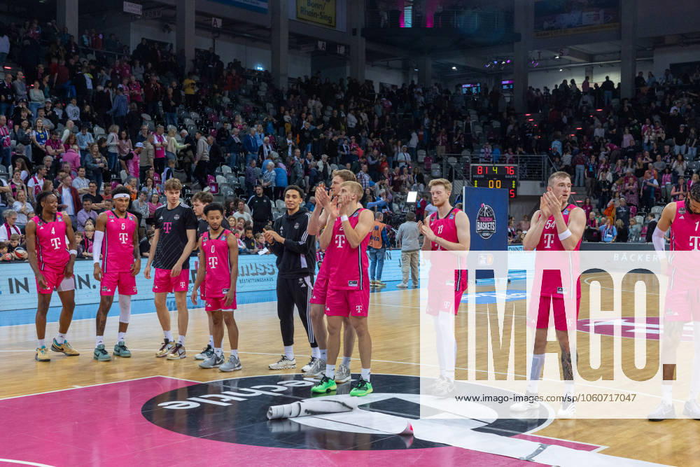 The Telekom Baskets Bonn team celebrates the victory against EWE Baskets Oldenburg with the fans Telekom Baskets Bonn vs EWE Baskets Oldenburg, Basketball, easy Credit BBL, Matchday 27, 2024 2025, 06 04 2025 Telekom Baskets Bonn vs EWE Baskets Oldenburg, Basketball, easy Credit BBL, Matchday 27, 2024 2025, 06 04 2025 Bonn