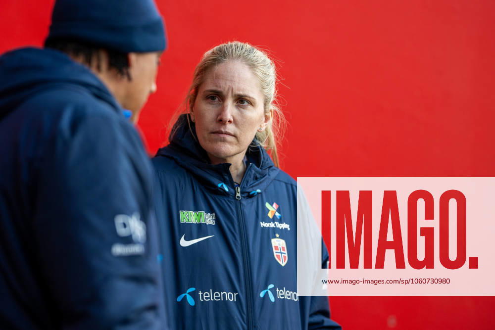 Head coach Gemma Grainger of the Norwegian women s national football team ahead of a training session on April 7, 2025 in Oslo Photo Vegard Grott BILDBYRAN kod VG VG0746 bbeng fotboll football soccer fotball norge norway women dam nations league träning practice training trening