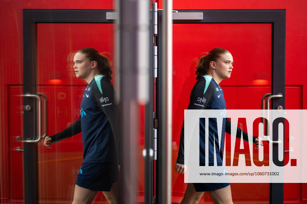 Signe Gaupset of the Norwegian women s national football team ahead of a training session on April 7, 2025 in Oslo Photo Vegard Grott BILDBYRAN kod VG VG0746 bbeng fotboll football soccer fotball norge norway women dam nations league träning practice training trening