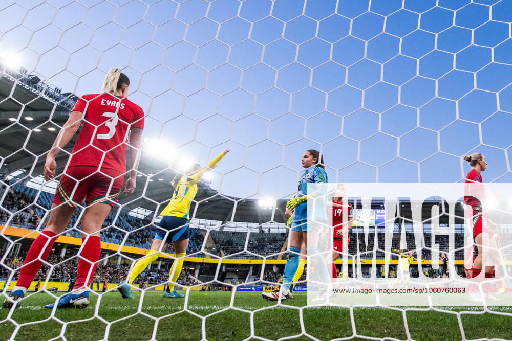 Nathalie Björn of Sweden celebrates after Magdalena Eriksson not pictured scored 1 0 while goalkeeper Safia Middleton Patel and Rhiannon Roberts of Wales look dejected during the UEFA Women s Nations League football match between Sweden and Wales on April 8, 2025 in Gothenburg Photo Mathias Bergeld BILDBYRAN kod MB MI0812 fotboll football soccer fotball nations league uefa womens nations league sverige sweden wales dam bbeng jubel depp
