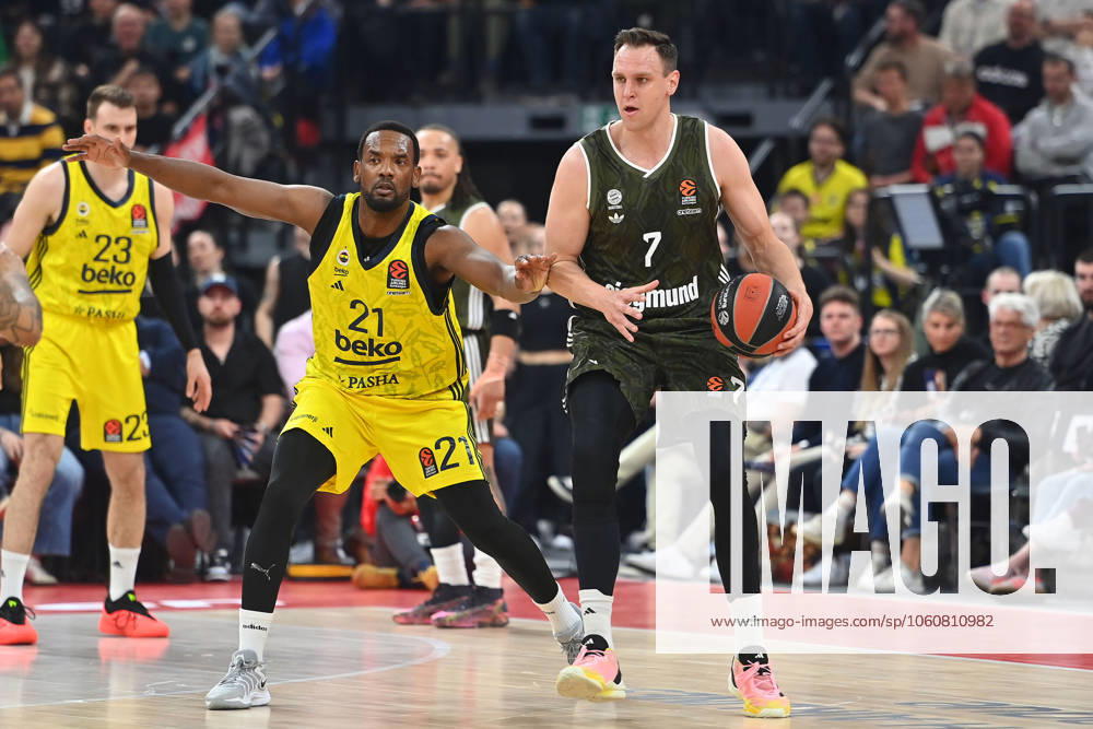 Johannes VOIGTMANN FCB , action,duel against Dyshawn PIERRE Fenerbahce Basketball Euro League,season 2024 2025 FC Bayern Muenchen Fenerbahce Istanbul on 10 04 2025, S A P G A R D EN