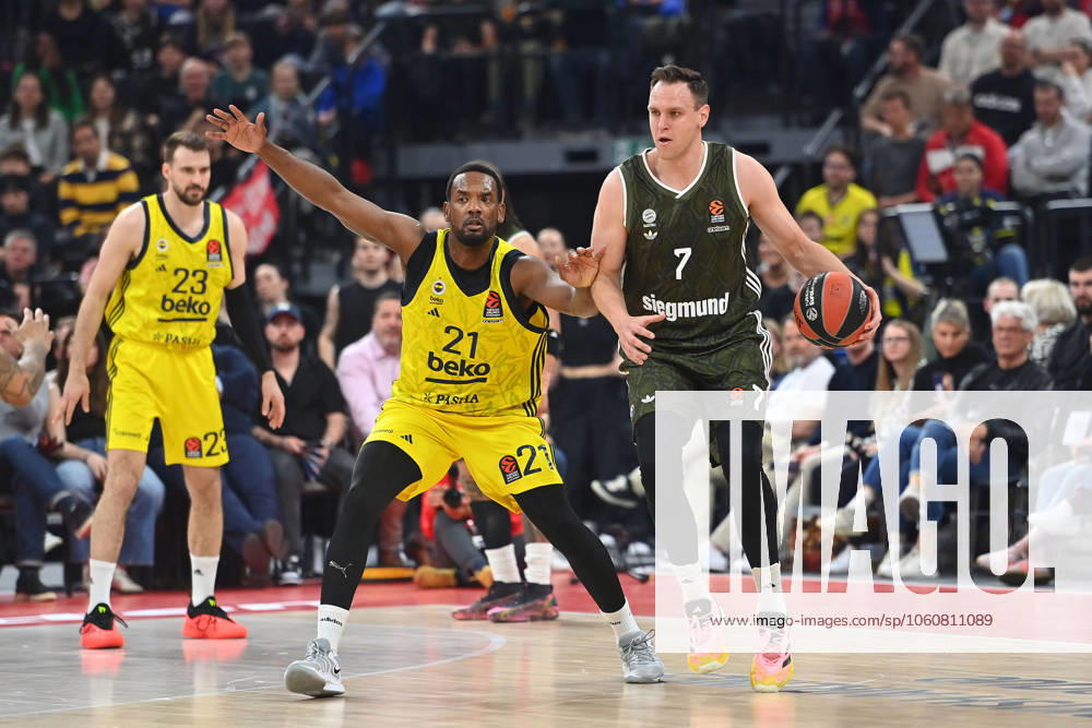 Johannes VOIGTMANN FCB , action,duel against Dyshawn PIERRE Fenerbahce Basketball Euro League,season 2024 2025 FC Bayern Muenchen Fenerbahce Istanbul on 10 04 2025, S A P G A R D EN