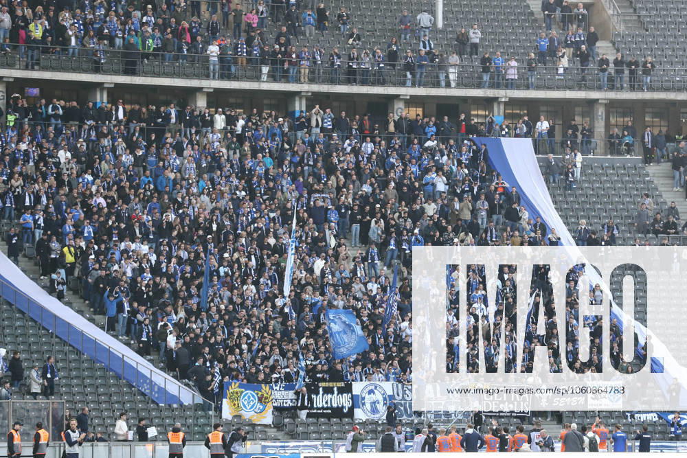Soccer 2 Bundesliga, Hertha BSC Berlin SV Darmstadt 98, v l Darmstadt players with their fans Berlin