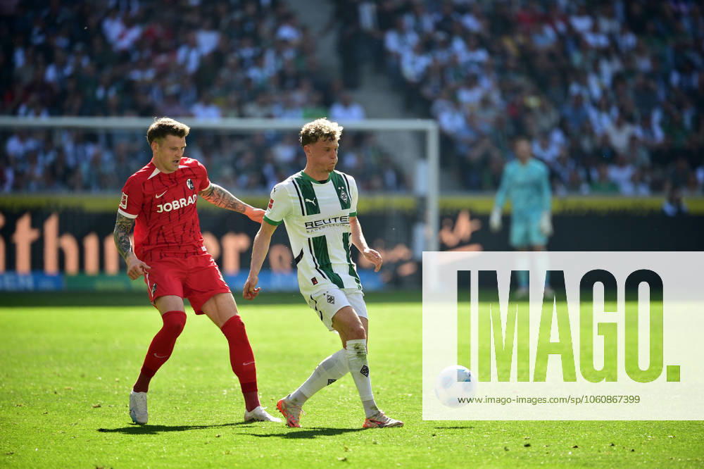 Moenchengladbach Fußball, Herren, Saison 2024 2025, Borussia Moenchengladbach vs SC Freiburg Zweikampf zwischen v li Lukas Kuebler Freiburg , Robin Hack Gladbach DFL regulations prohibit any use of photographs as image sequences and or quasi video Borussia Park NRW Germany