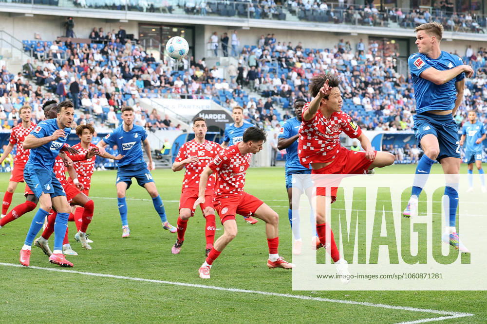 Soccer 1 Bundesliga, TSG 1899 Hoffenheim FSV Mainz 05 v l Jae sung Lee 1 FSV Mainz 05 Marius Bülter Buelter TSG 1899 Hoffenheim Zweikampf, Aktion, action, battle for the ball Sinsheim