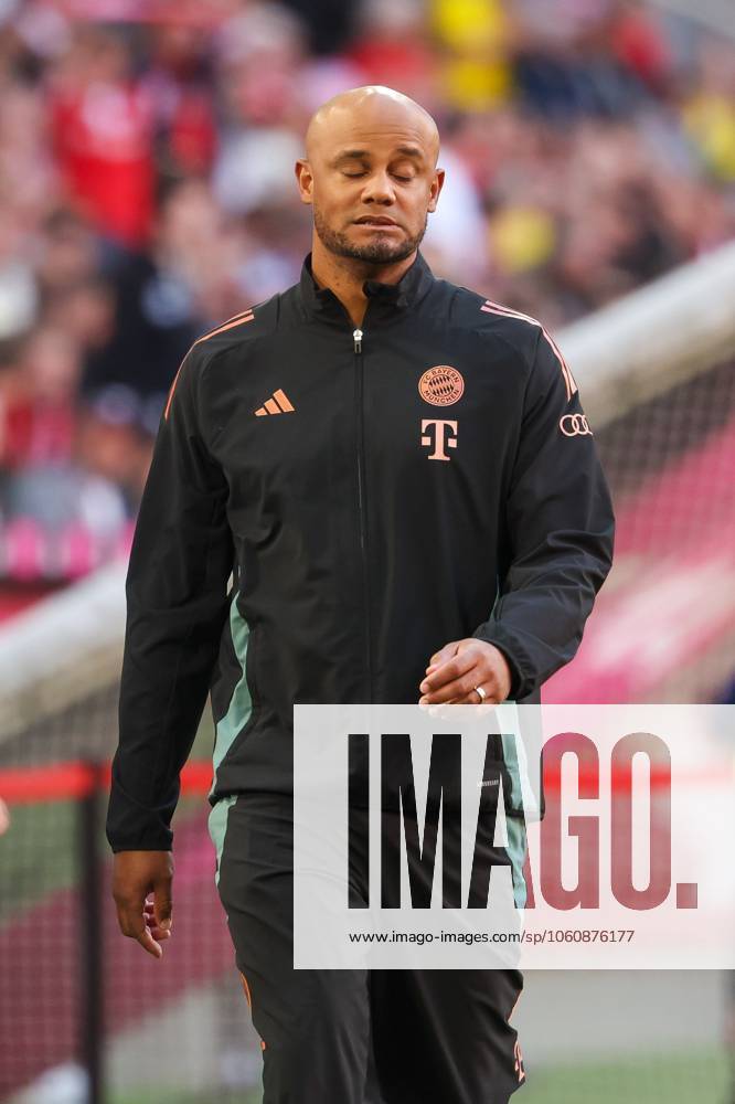 Disappointment at head coach Vincent Kompany FC Bayern Muenchen , FC Bayern Muenchen vs Borussia Dortmund, Soccer, 1 Bundesliga, 29 Matchday, 12 04 2025 DFB regulations prohibit any use of photographs as image sequences and or quasi video Muenchen Bayern Germany