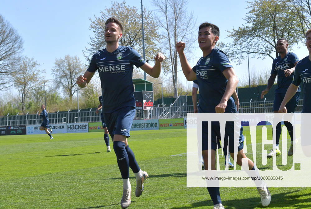 GER, Soccer, Regionalliga West, Season 2024 2025, Matchday 29, Häcker Wiehenstadion, Rödinghausen SC Rödinghausen FC Gütersloh 1 4 Goal Cheering FC Gütersloh Goal scorer Patrik Twardzik and Sandro Reyes all FC Gütersloh, v L , action, single picture, cross, facial expression, gesture, cheer, cheer, joy, rejoice