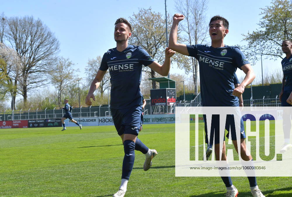 GER, Soccer, Regionalliga West, Season 2024 2025, Matchday 29, Häcker Wiehenstadion, Rödinghausen SC Rödinghausen FC Gütersloh 1 4 Goal Cheering FC Gütersloh Goal scorer Patrik Twardzik and Sandro Reyes all FC Gütersloh, v L , action, single picture, cross, facial expression, gesture, cheer, cheer, joy, rejoice