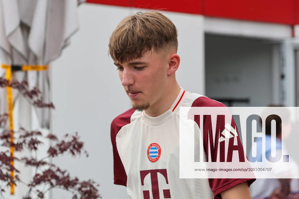 Lennart Karl FC Bayern Muenchen, 46 , GER, Final training, FC Bayern Muenchen, Football, UEFA Champions League, Quarter-final second leg, 2024 2025 season, 15 04 2025, GER, Final training, FC Bayern Muenchen, Football, UEFA Champions League, Quarter-final second leg, 2024 2025 season, 15 04 2025 Muenchen
