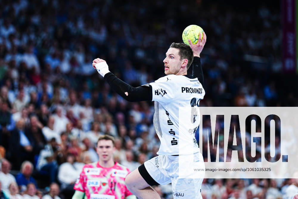 Throw Goal Hendrik Pekeler THW Kiel, 61 GER, THW Kiel vs Fuechse Berlin, Handball, Bundesliga, Matchday, 27, Season 2024 2025, 16 04 2025 GER, THW Kiel vs Fuechse Berlin, Handball, Bundesliga, Matchday, 27, Season 2024 2025, 16 04 2025 Kiel