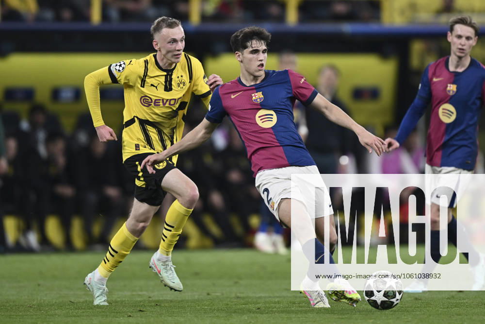 V li fighting for the ball Maximilian Beier Dortmund 14 Pau Cubarsi Barcelona 2 15 04 2025 Football, Champions League, Borussia Dortmund vs FC Barcelona, Signal Iduna Park, Dortmund,