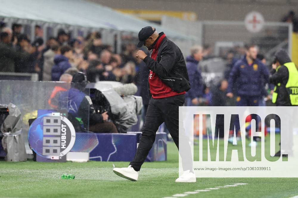 Disappointment for head coach Vincent Kompany FC Bayern Muenchen after the goal for 2 1, Inter Milan vs FC Bayern Muenchen, football, Champions League, quarter-final, second leg, 16 04 2025 Milan Lombardy Italy