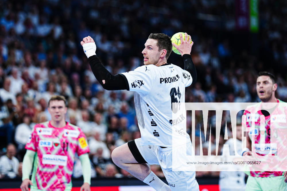 Throw Goal Hendrik Pekeler THW Kiel, 61 GER, THW Kiel vs Fuechse Berlin, Handball, Bundesliga, Matchday, 27, Season 2024 2025, 16 04 2025 GER, THW Kiel vs Fuechse Berlin, Handball, Bundesliga, Matchday, 27, Season 2024 2025, 16 04 2025 Kiel