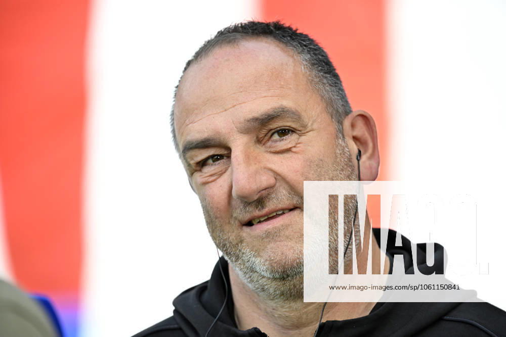 Before the start of the match Coach Frank Schmidt 1 FC Heidenheim 1846 FCH Portrait 1 FC Heidenheim 1846 FCH vs FC Bayern Muenchen FCB 19 04 2025 DFL REGULATIONS PROHIBIT ANY USE OF PHOTOGRAPHS AS IMAGE SEQUENCES AND OR QUASI VIDEO 1 FC Heidenheim 1846 FCH vs FC Bayern Muenchen FCB