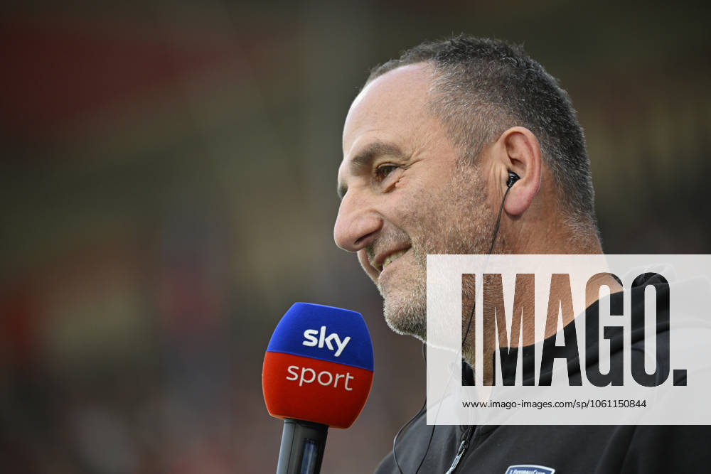 Before the start of the match Coach Frank Schmidt 1 FC Heidenheim 1846 FCH Portrait in interview Microphone Micro Logo SKY 1 FC Heidenheim 1846 FCH vs FC Bayern Muenchen FCB 19 04 2025 DFL REGULATIONS PROHIBIT ANY USE OF PHOTOGRAPHS AS IMAGE SEQUENCES AND OR QUASI VIDEO 1 FC Heidenheim 1846 FCH vs FC Bayern Muenchen FCB
