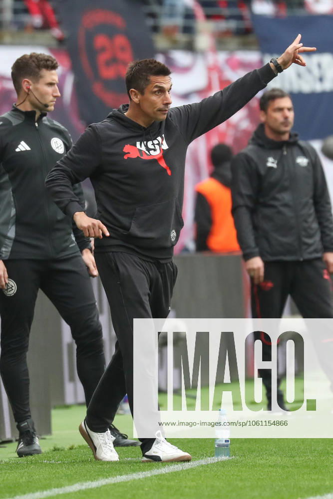 Fußball 1 Bundesliga, RB Leipzig Holstein Kiel, v l Marcel Rapp Kiel, Trainer gibt Anweisungen, gestikuliert mit den Armen, gesticulate, gives instructions Leipzig