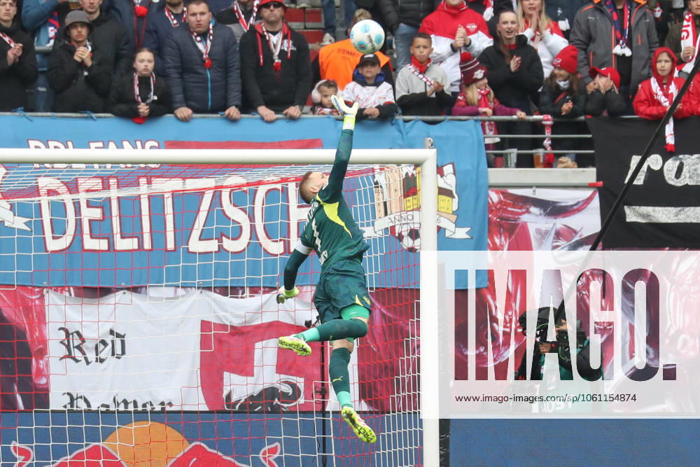 Fussball 1 Bundesliga, RB Leipzig Holstein Kiel, v l Peter Gulasci Leipzig, 1 Parade, haelt den Ball, faengt den Ball, pariert Leipzig