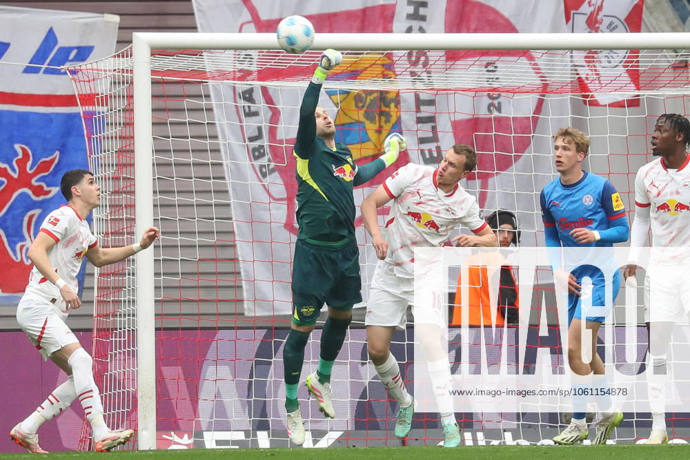Fussball 1 Bundesliga, RB Leipzig Holstein Kiel, v l Peter Gulasci Leipzig, 1 , Lukas Klostermann Leipzig, 16 Parade, haelt den Ball, faengt den Ball, pariert DFLB DFB REGULATIONS PROHIBIT ANY USE OF PHOTOGRAPHS as IMAGE SEQUENCES and or QUASI VIDEO Leipzig
