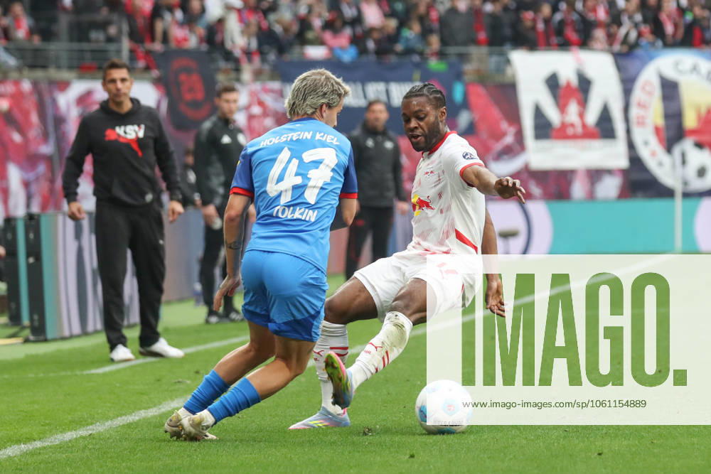 Football 1 Bundesliga, RB Leipzig Holstein Kiel, v l John Tolkin Kiel , Ridle Baku Leipzig, 17 duel, duel, fight, tackle Leipzig