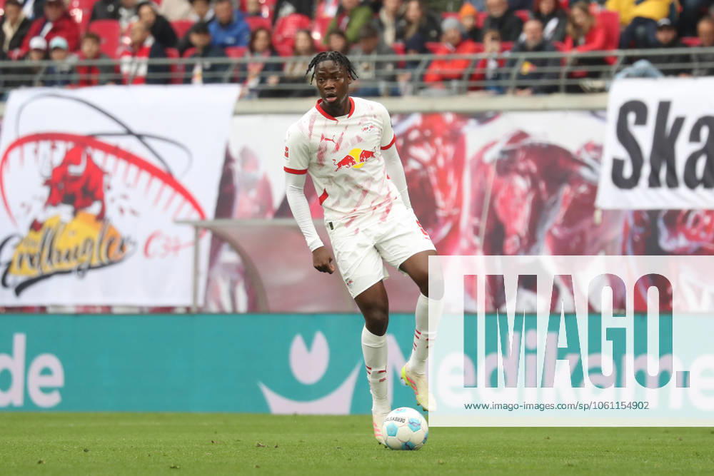 Fußball 1 Bundesliga, RB Leipzig Holstein Kiel, v l El Chadaille Bitshiabu Leipzig, 5 Freisteller, Einzelbild, Ganzkoerper, single frame Leipzig