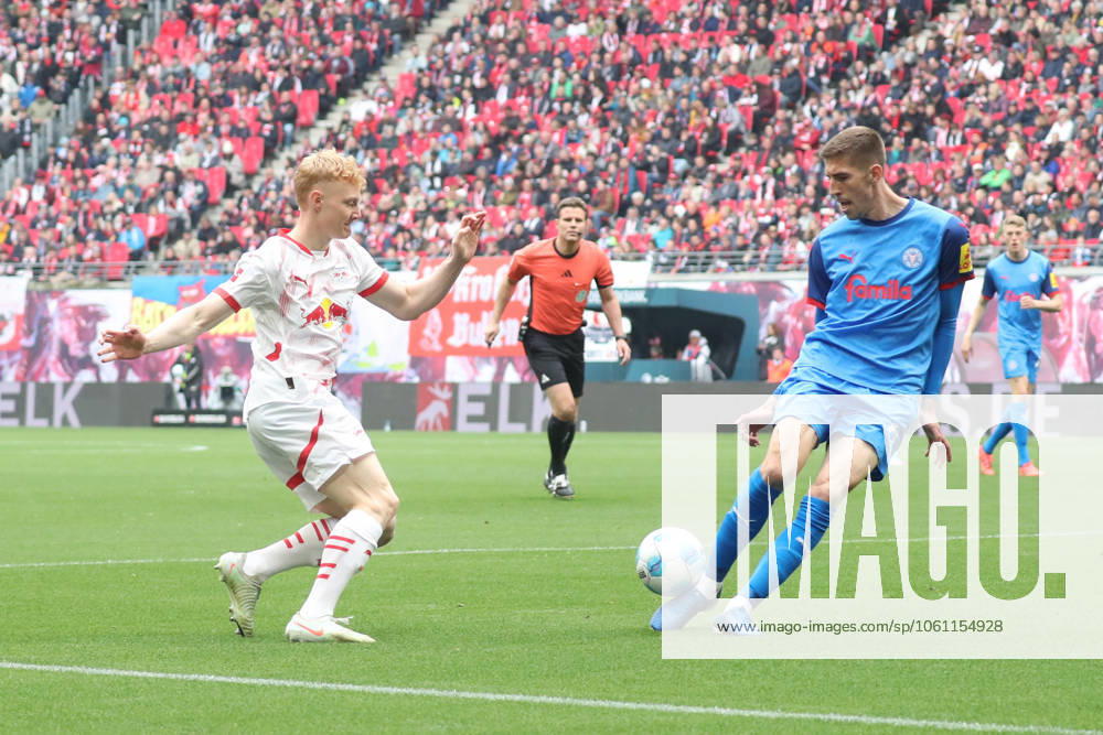 Soccer 1 Bundesliga, RB Leipzig Holstein Kiel, v l Nicolas Seiwald Leipzig, 13 , Marko Ivezic Kiel, 6 Leipzig