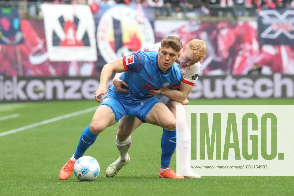 Football 1 Bundesliga, RB Leipzig Holstein Kiel, v l Nicolai Remberg Kiel, 22 , Nicolas Seiwald Leipzig, 13 duel, duel, fight, tackle Leipzig