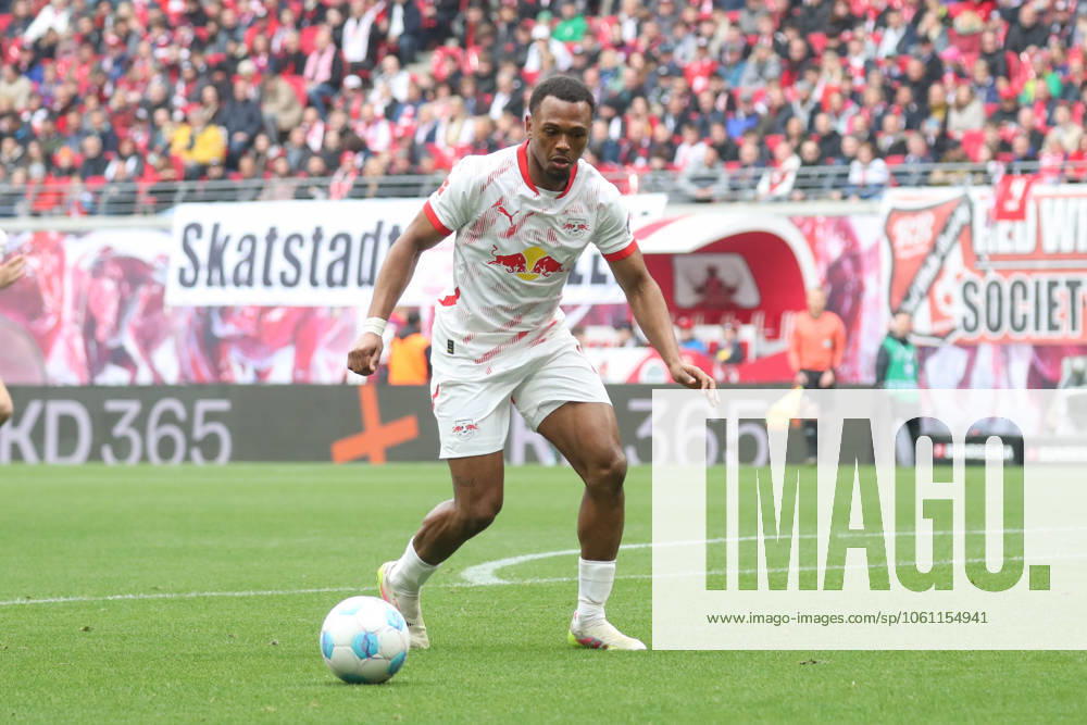 Fußball 1 Bundesliga, RB Leipzig Holstein Kiel, v l Lois Openda Leipzig, 11 Freisteller, Einzelbild, Ganzkoerper, single frame Leipzig