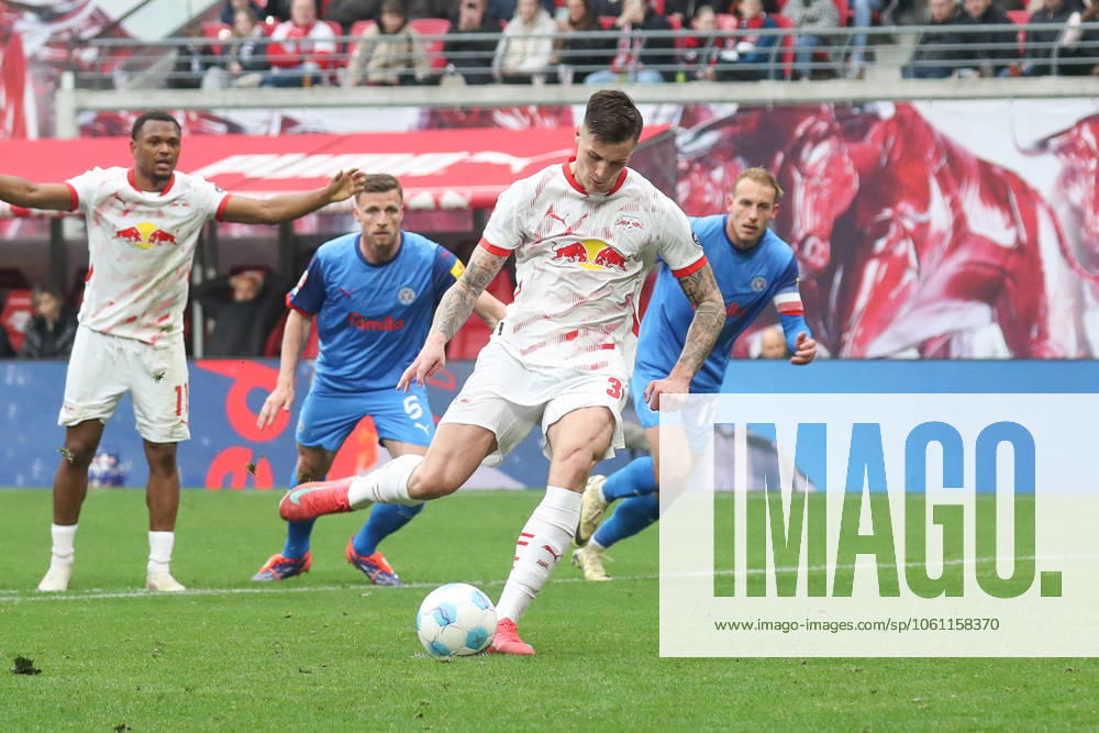 Fussball 1 Bundesliga, RB Leipzig Holstein Kiel, v l Benjamin Sesko Leipzig, 30 scores from the penalty spot to 1 1 Leipzig