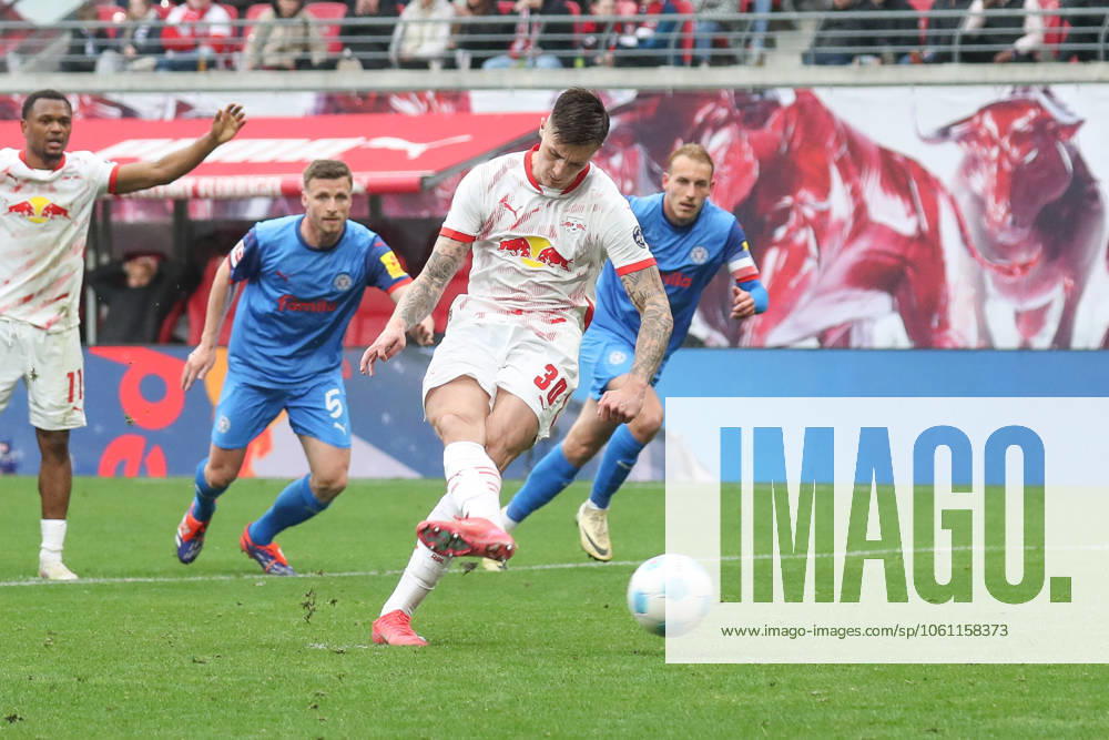 Fussball 1 Bundesliga, RB Leipzig Holstein Kiel, v l Benjamin Sesko Leipzig, 30 scores from the penalty spot to 1 1 Leipzig