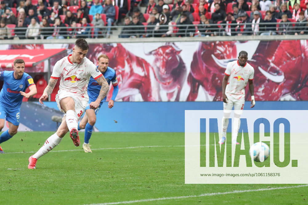 Fussball 1 Bundesliga, RB Leipzig Holstein Kiel, v l Benjamin Sesko Leipzig, 30 scores from the penalty spot to 1 1 Leipzig