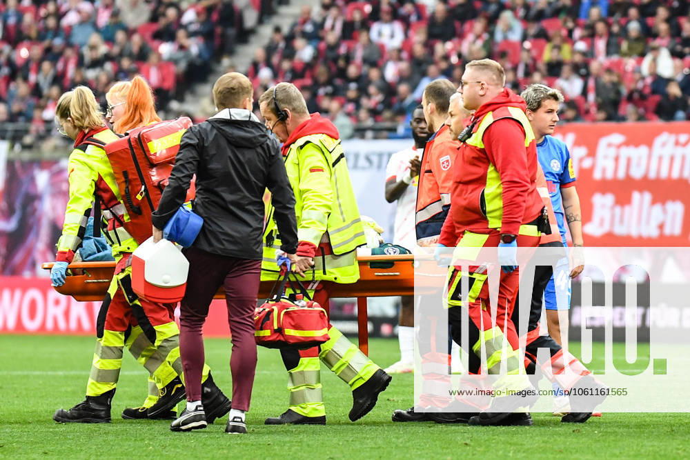 Soccer I Men I Season 2024 2025 I Bundesliga I Matchday 30 I RB Leipzig Holstein Kiel I 19 04 2025 Peter Gulacsi 1, RB Leipzig has to be transported out of the stadium on a stretcher after the collision Leipzig Red Bull Arena Saxony Germany