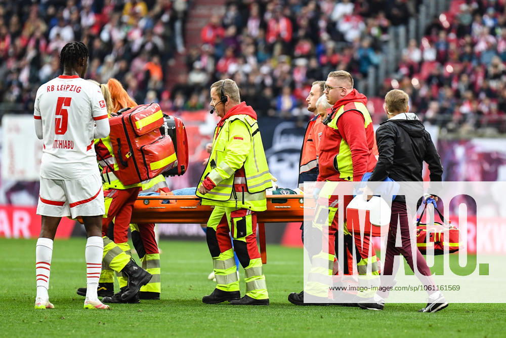 Soccer I Men I Season 2024 2025 I Bundesliga I Matchday 30 I RB Leipzig Holstein Kiel I 19 04 2025 Peter Gulacsi 1, RB Leipzig is transported from the stadium on a stretcher by paramedics after the collision Leipzig Red Bull Arena Saxony Germany