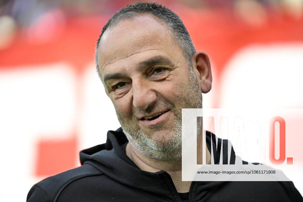 Before the start of the match Coach Frank Schmidt 1 FC Heidenheim 1846 FCH Portrait 1 FC Heidenheim 1846 FCH vs FC Bayern Muenchen FCB 19 04 2025 DFL REGULATIONS PROHIBIT ANY USE OF PHOTOGRAPHS AS IMAGE SEQUENCES AND OR QUASI VIDEO 1 FC Heidenheim 1846 FCH vs FC Bayern Muenchen FCB