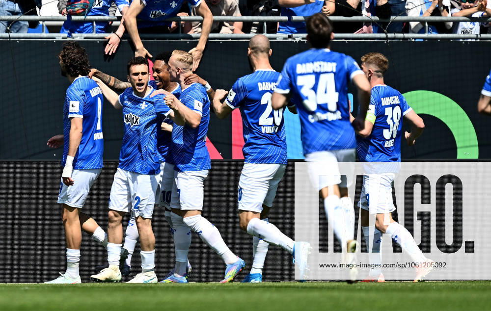 Fußball 2 Bundesliga, SV Darmstadt 98 Hannover 96 v l Torschuetze Torschütze Fraser Hornby SV Darmstadt 98 , Sergio Lopez Lopez SV Darmstadt 98 , Jean Paul Boëtius Boetius SV Darmstadt 98 und Spieler von SV Darmstadt 98 Torjubel, Jubel, Goal celebration, celebrate the goal zum 1 0 jubelnd bejubelt jubelt jubeln Jubel Licensing of this image to and or by SV Darmstadt 1898 e V and subsidiaries is not permitted No release of or sale to SV Darmstadt 1898 e V Darmstadt