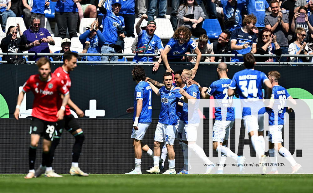 Fußball 2 Bundesliga, SV Darmstadt 98 Hannover 96 v l Torschuetze Torschütze Fraser Hornby SV Darmstadt 98 , Sergio Lopez Lopez SV Darmstadt 98 , Jean Paul Boëtius Boetius SV Darmstadt 98 und Spieler von SV Darmstadt 98 Torjubel, Jubel, Goal celebration, celebrate the goal zum 1 0 jubelnd bejubelt jubelt jubeln Jubel Licensing of this image to and or by SV Darmstadt 1898 e V and subsidiaries is not permitted No release of or sale to SV Darmstadt 1898 e V Darmstadt