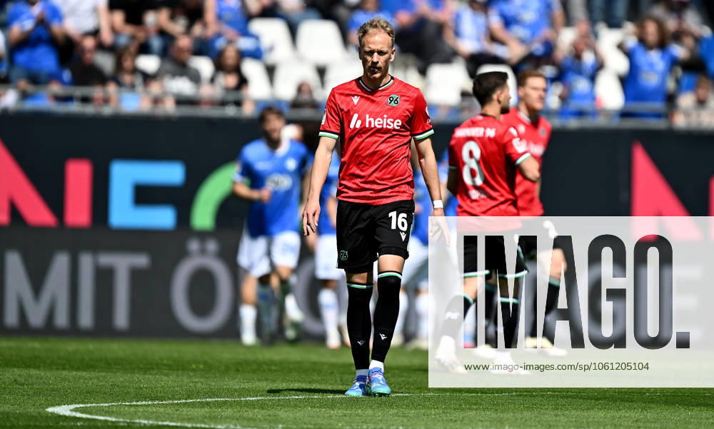 Fussball 2 Bundesliga, SV Darmstadt 98 Hannover 96 v l Havard Nielsen Hannover 96 enttaeuscht, enttaeuscht schauend, dissapointed Licensing of this image to and or by SV Darmstadt 1898 e V and subsidiaries is not permitted No release of or sale to SV Darmstadt 1898 e V Darmstadt